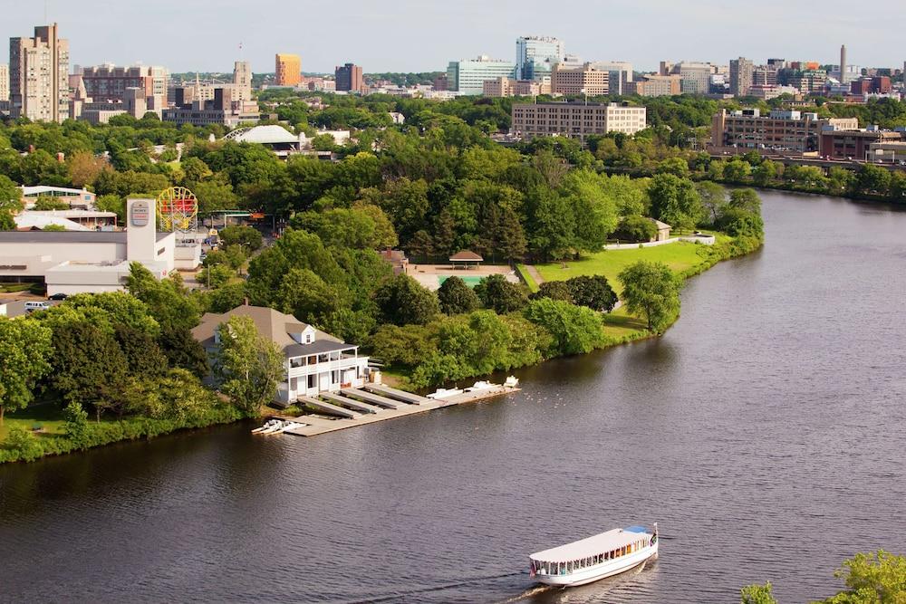 DoubleTree Suites by Hilton Hotel Boston - Cambridge