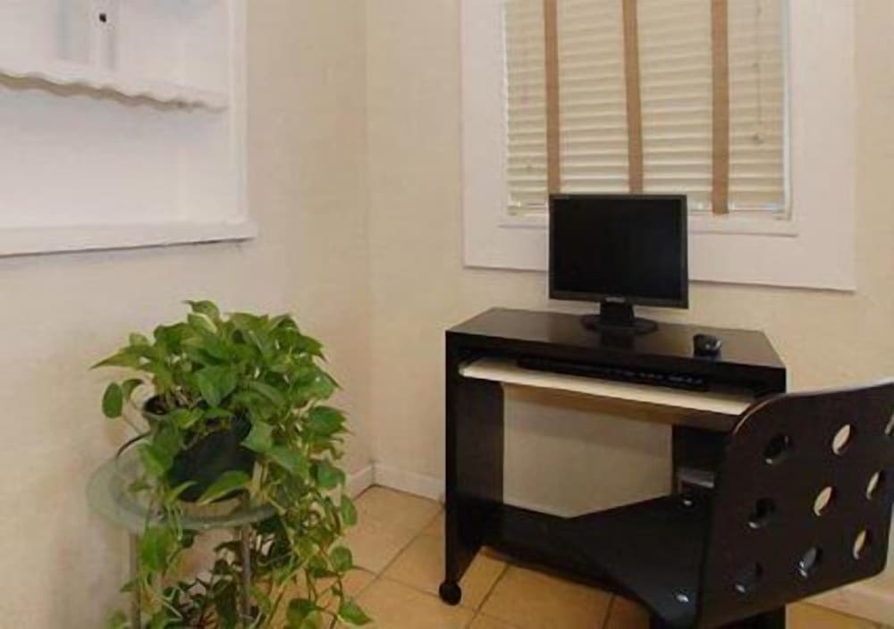 Motel 9 University-Downtown