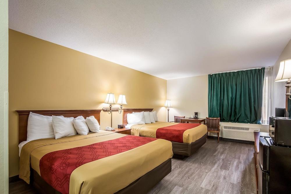 Econo Lodge Inn & Suites Fairview Heights - St. Louis