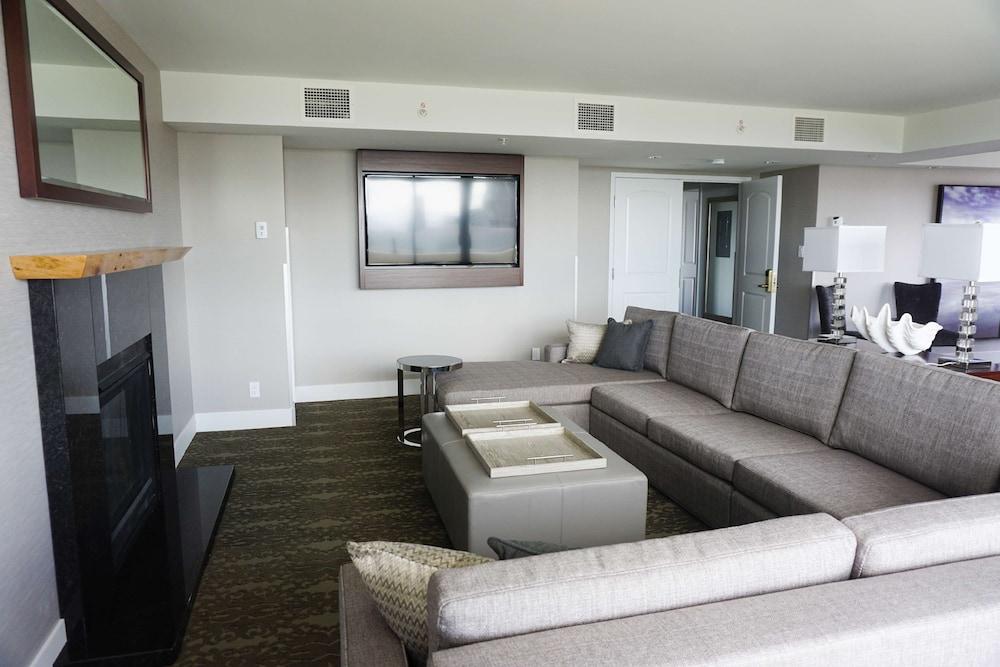 DoubleTree by Hilton Hotel & Suites Victoria