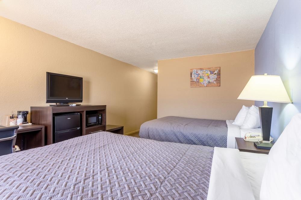 Motel 6 Concordia, MO