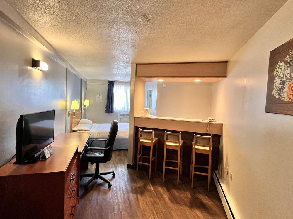 Econo Lodge Motel Village