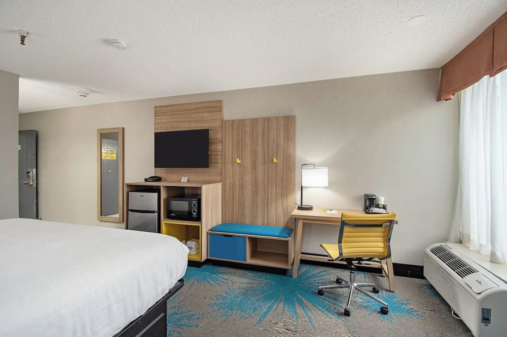 Days Inn & Suites by Wyndham Mt Pleasant