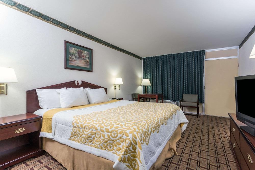 Days Inn by Wyndham Dickson