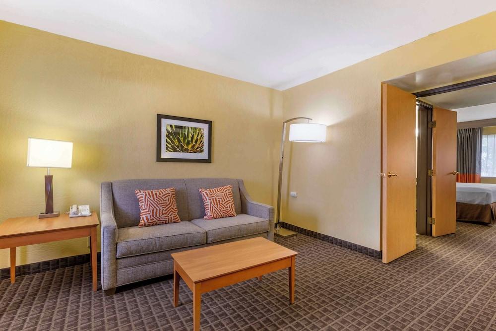 Best Western Plus Scottsdale Thunderbird Suites