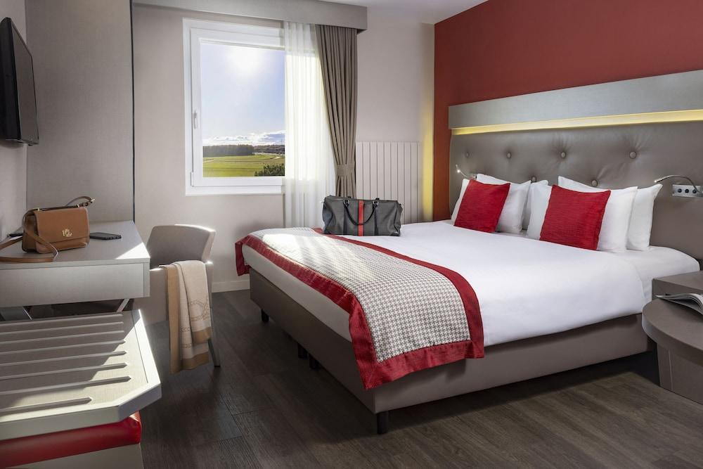 Everness Hotel & Resort