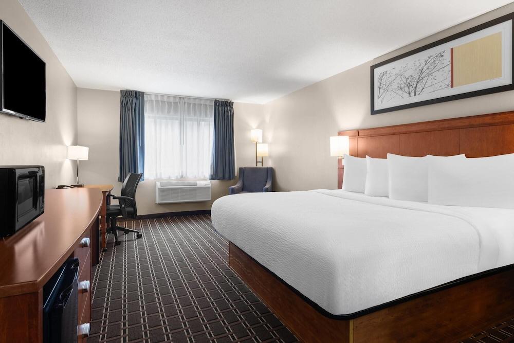 Travelodge by Wyndham Fargo West Acres