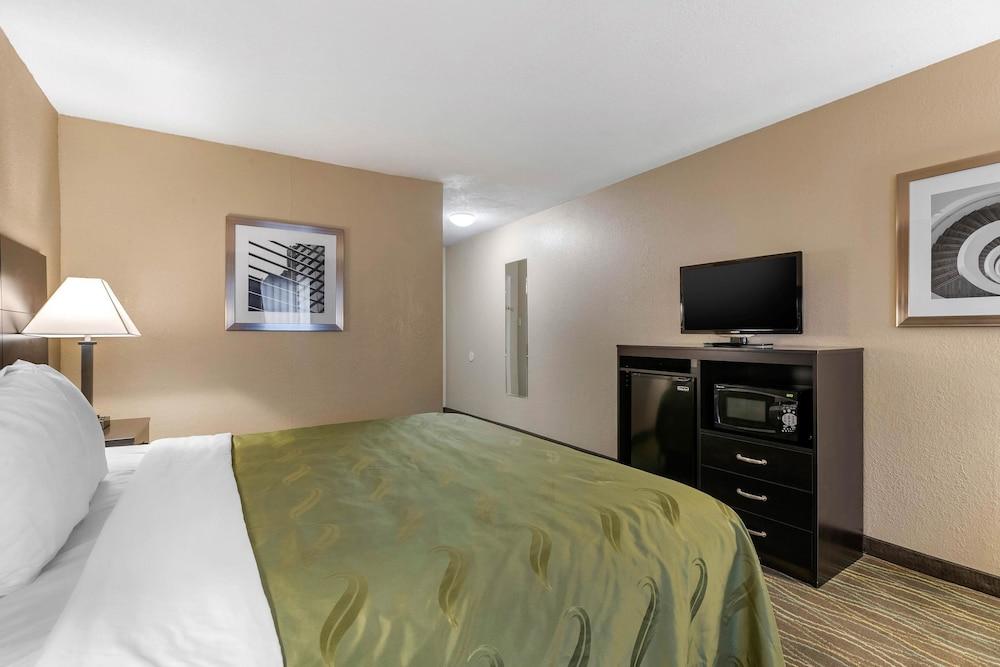 Quality Inn & Suites Des Moines - Merle Hay Road