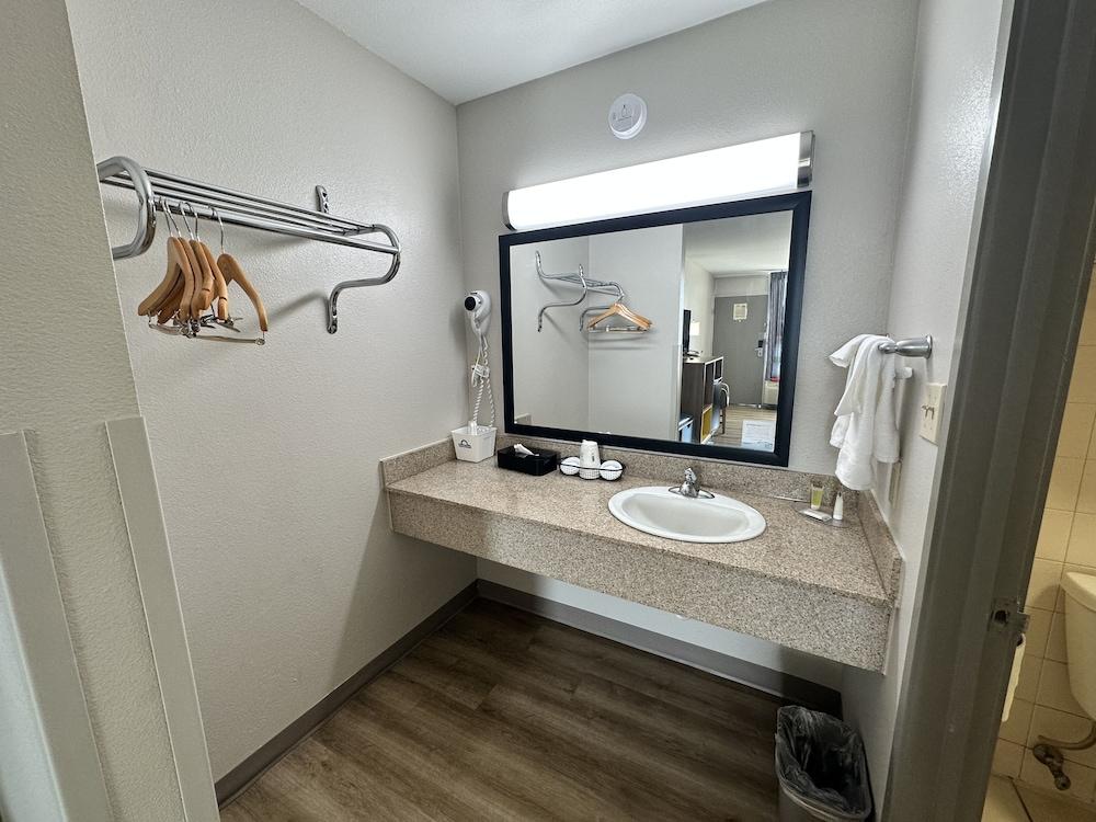 Days Inn by Wyndham Adel I-75