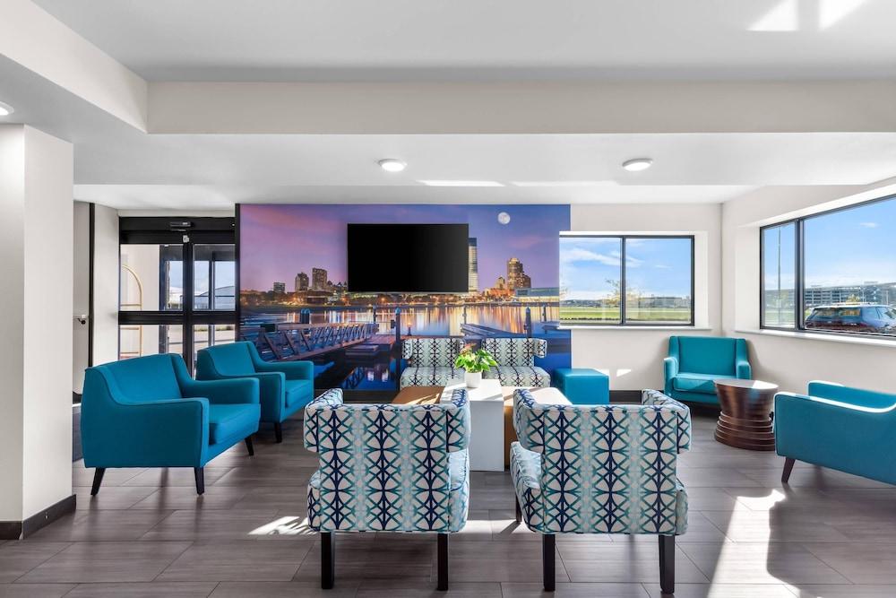 Clarion Pointe Milwaukee Airport