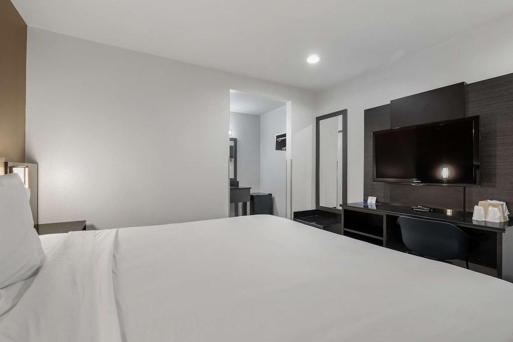 Motel 6 Escondido, CA