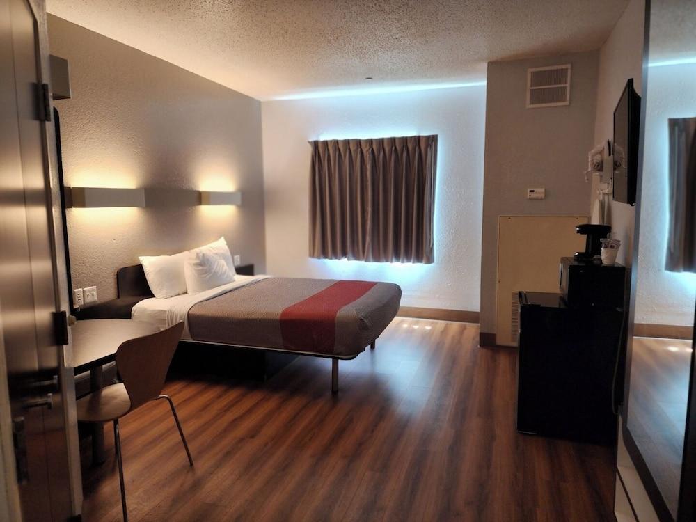 Motel 6 Biloxi, MS - Beach