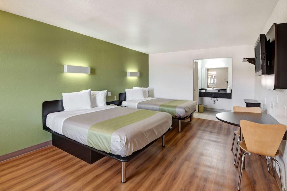 Motel 6 Dallas, TX - Forest Lane