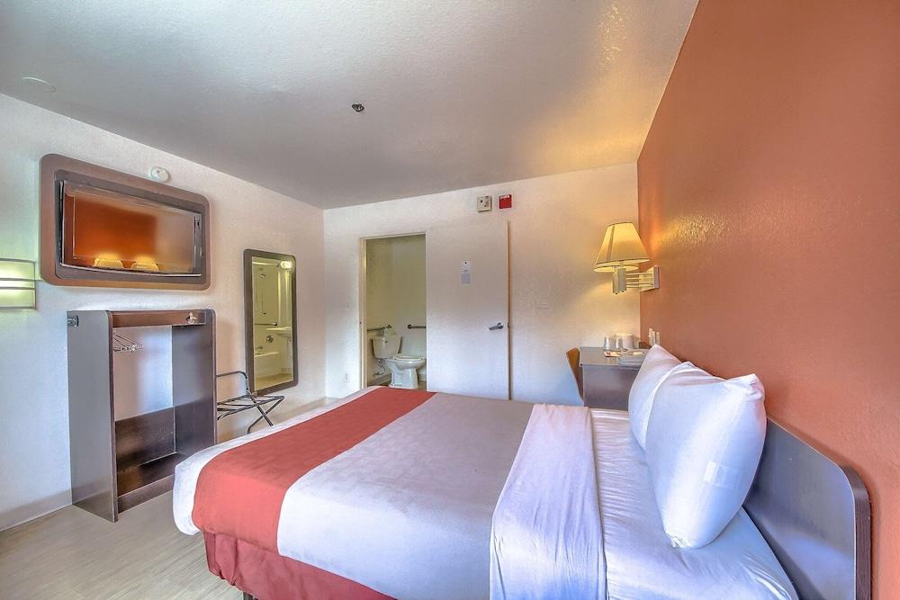 Motel 6 San Antonio, TX - Fiesta