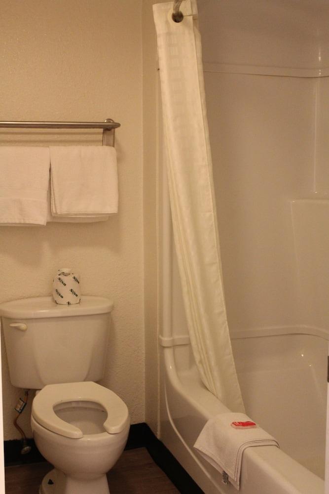  Econo Lodge Paducah West I-24