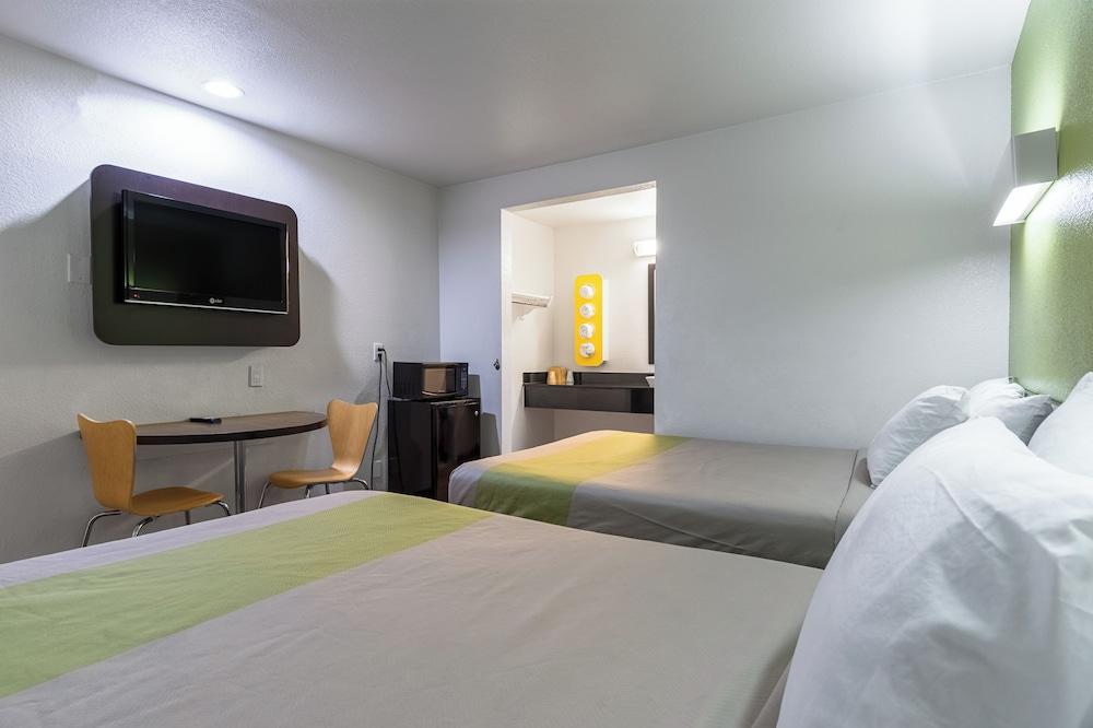 Motel 6 Riverside, CA - UCR East