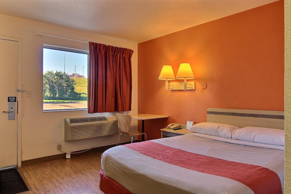 Motel 6 Bismarck, ND