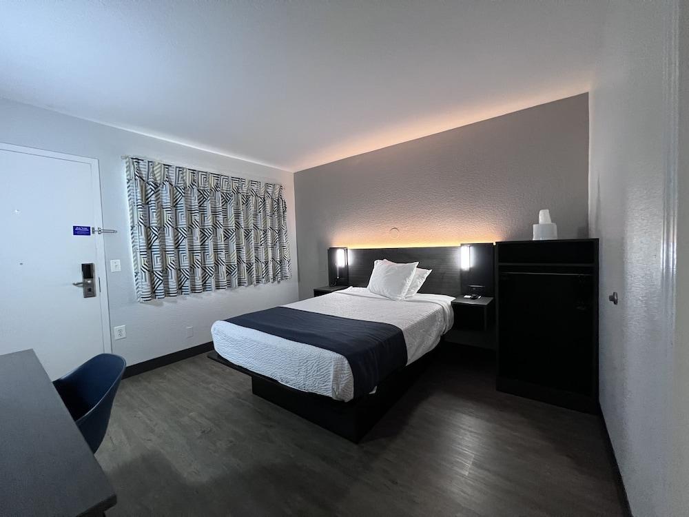 Motel 6 Bakersfield, CA - South