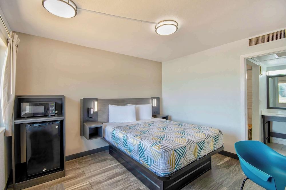 Motel 6 Russellville, AR