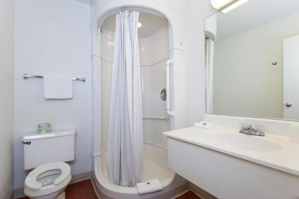 Super 8 by Wyndham Turlock