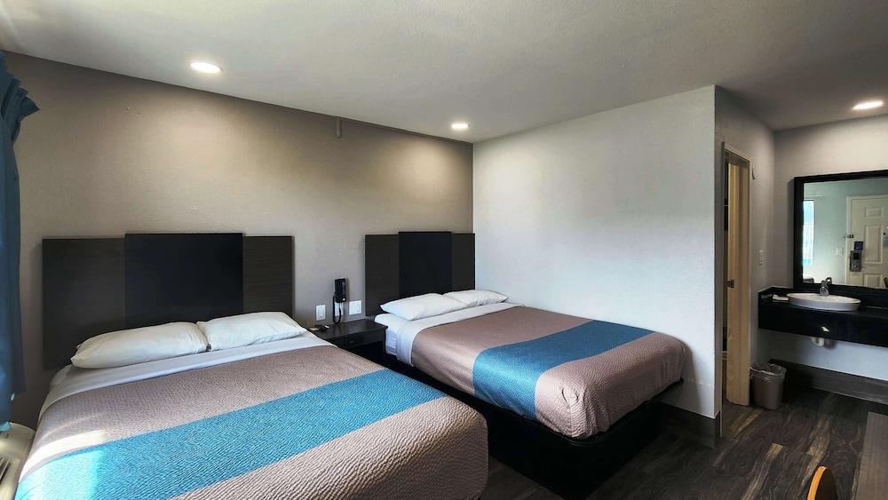 Motel 6 Galveston, TX