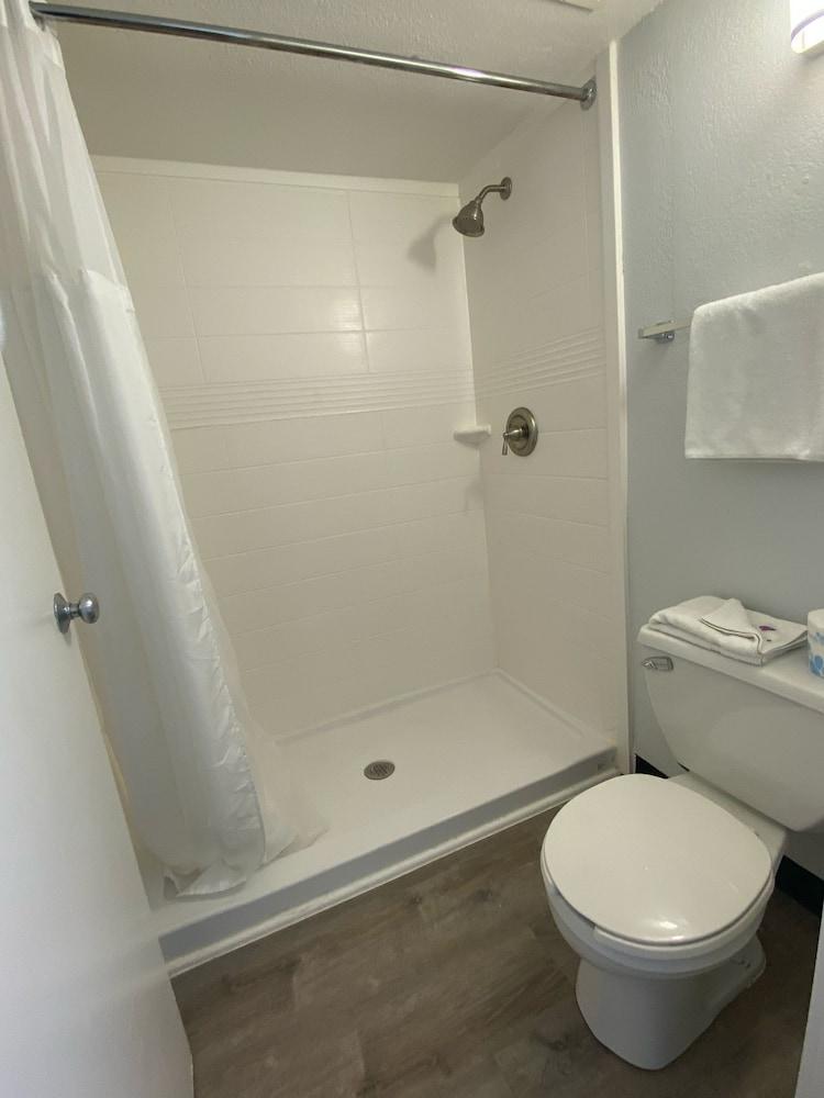 Motel 6 Windsor Locks, CT - Hartford