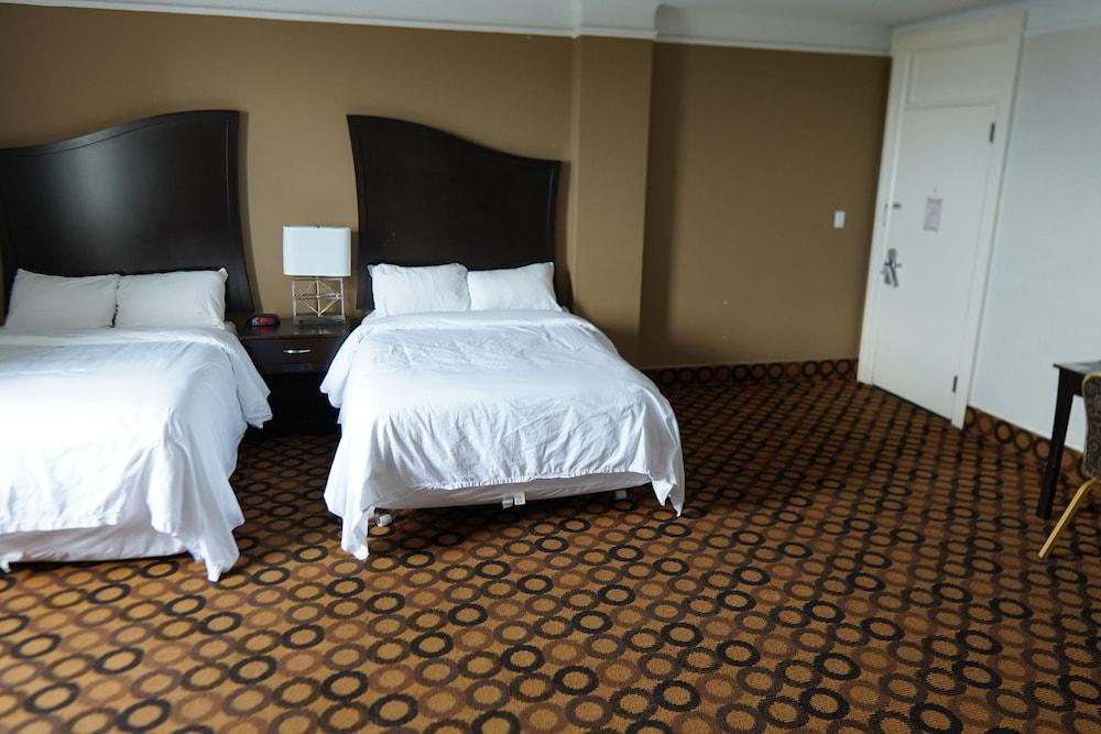 Prince Arthur Waterfront Hotel & Suites