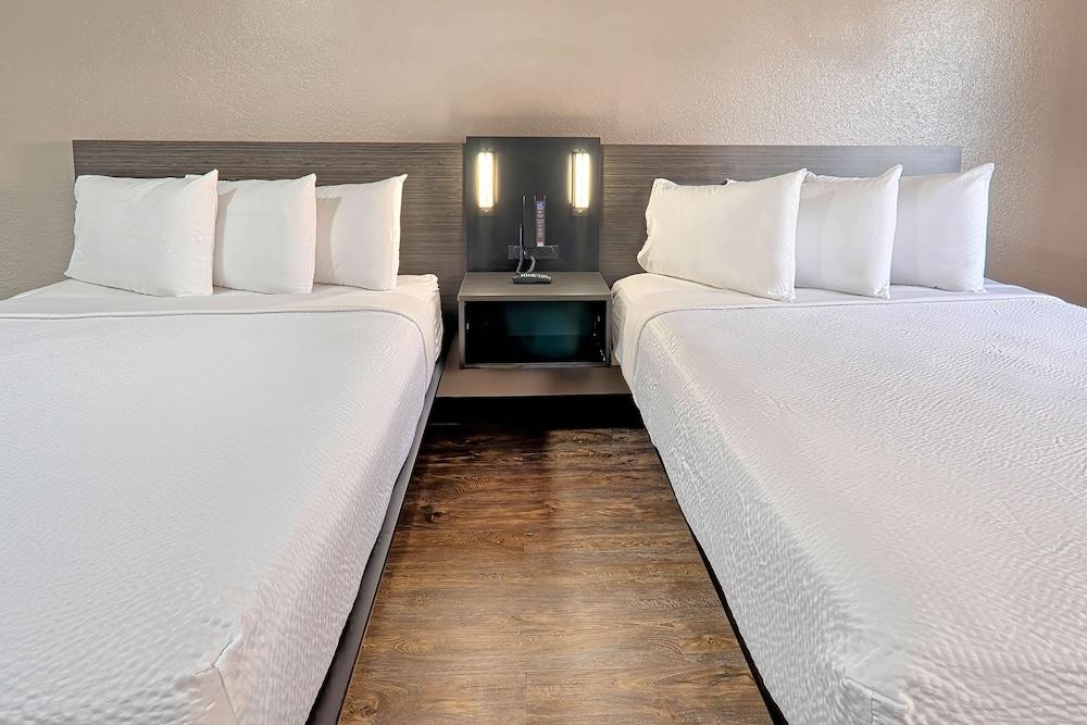 Motel 6 Lancaster, CA