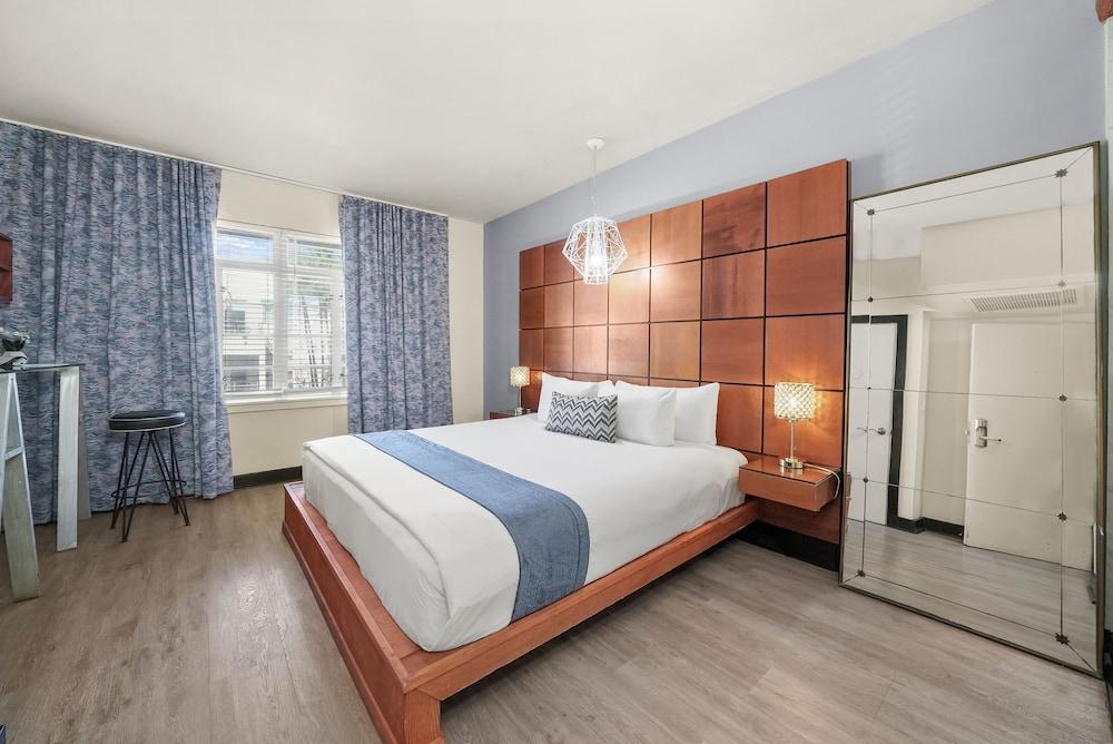 Chesterfield Hotel & Suites