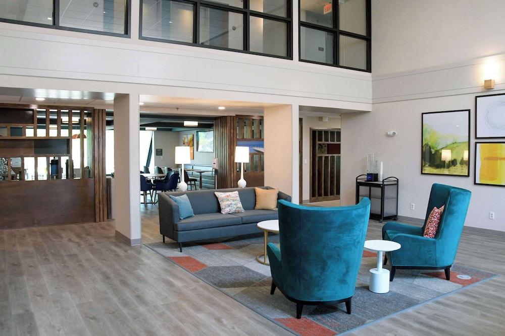 Comfort Inn & Suites NW Milwaukee