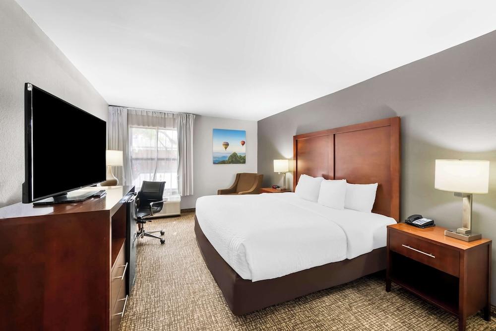 Clarion Pointe Apex – Holly Springs