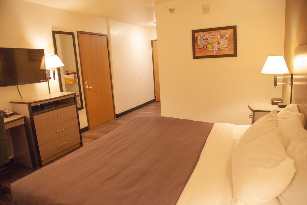 Econo Lodge Pueblo North