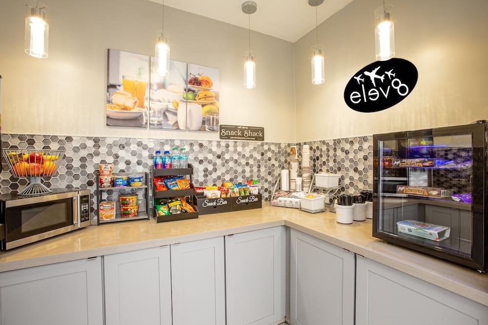 Elev8 Hotel Los Angeles LAX