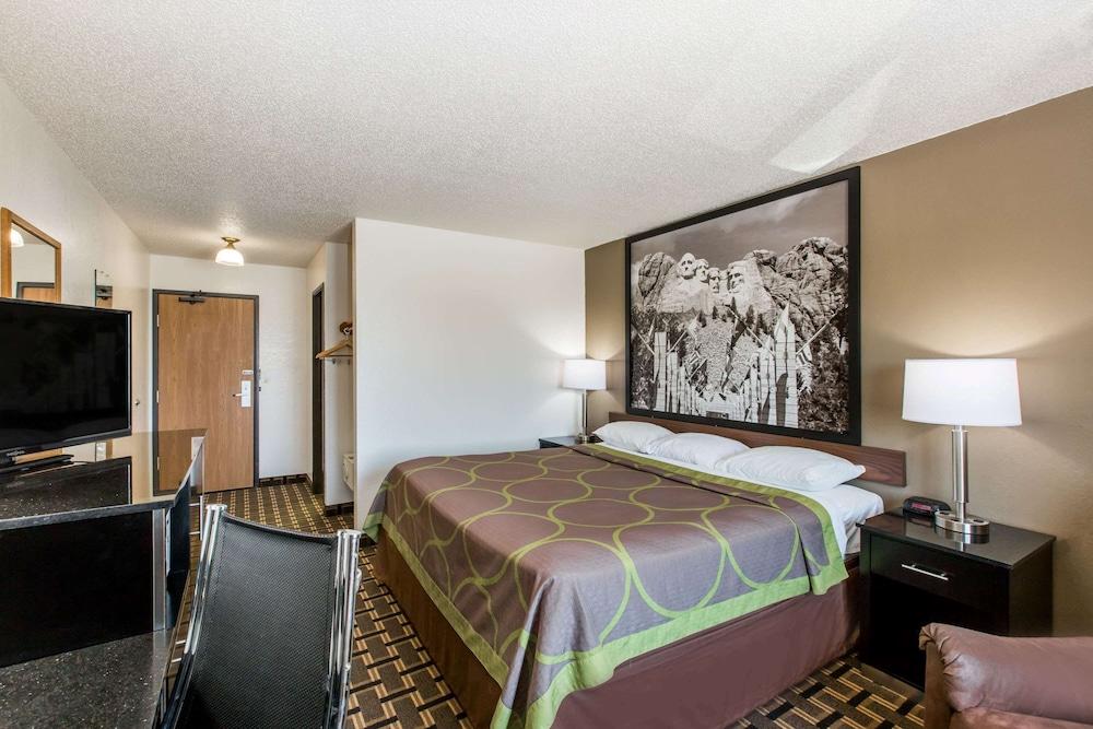 Super 8 by Wyndham Wayne