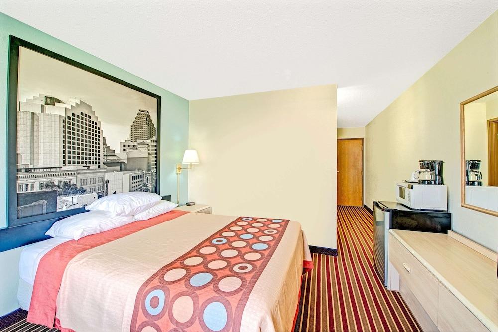 Super 8 by Wyndham San Antonio/Fiesta