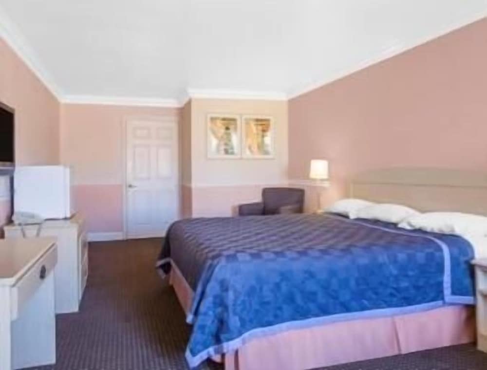 Super 8 by Wyndham Hayward Downtown