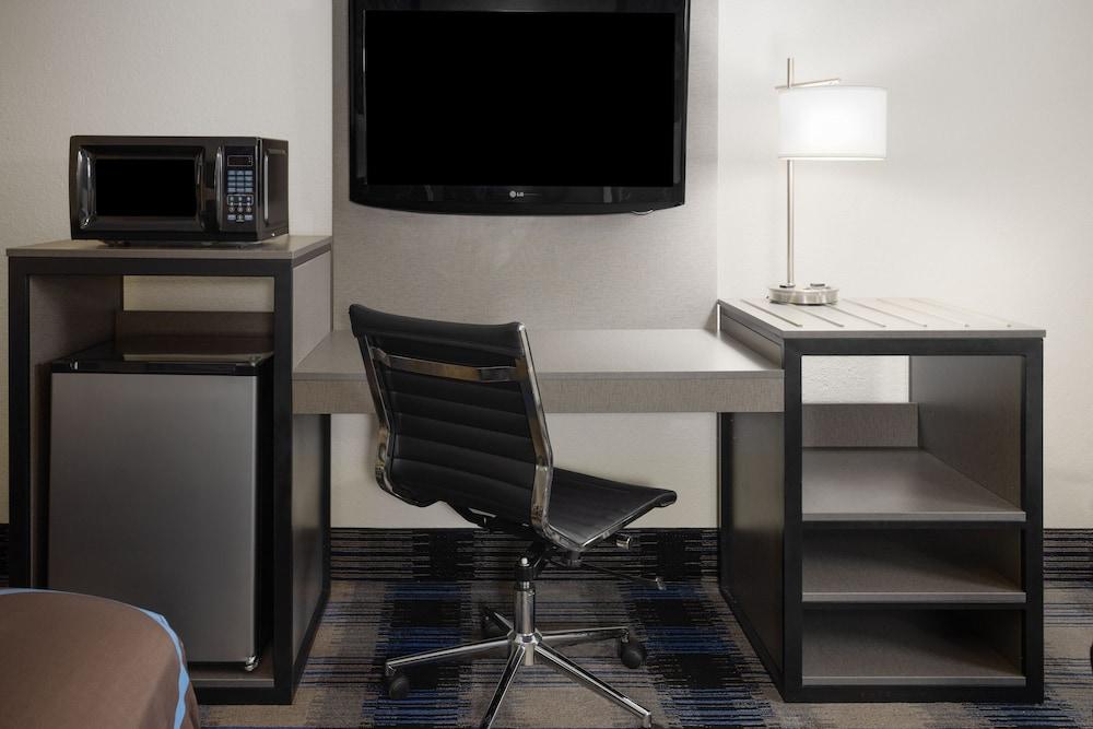 Super 8 by Wyndham Perry National Fairground Area I-75