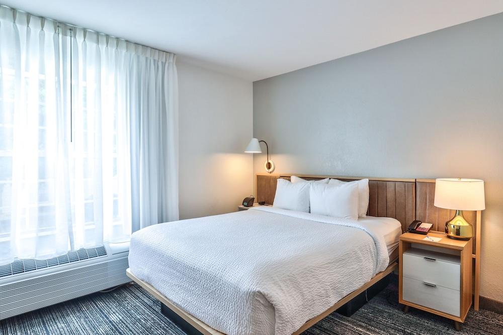 Alluxsuites at 1876, an Ascend Collection Hotel