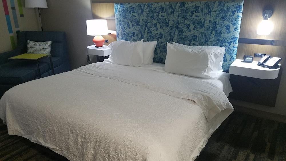 Hampton Inn & Suites Kansas City-Merriam