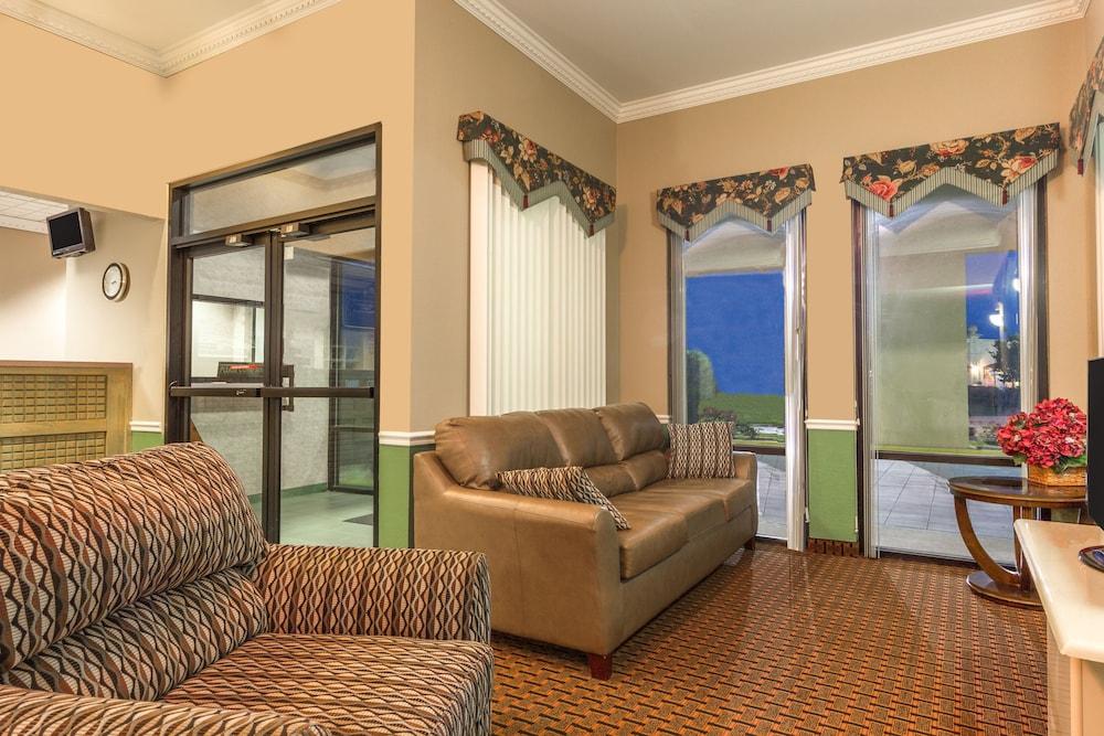 Super 8 by Wyndham Madison/Ridgeland Area