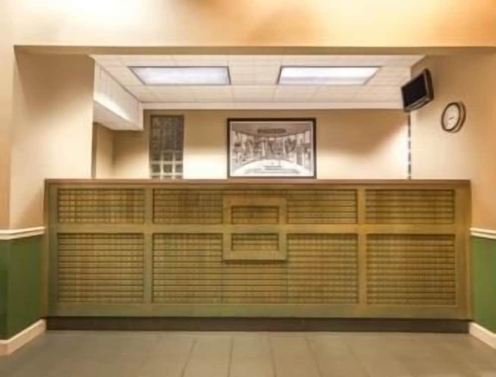 Super 8 by Wyndham Madison/Ridgeland Area