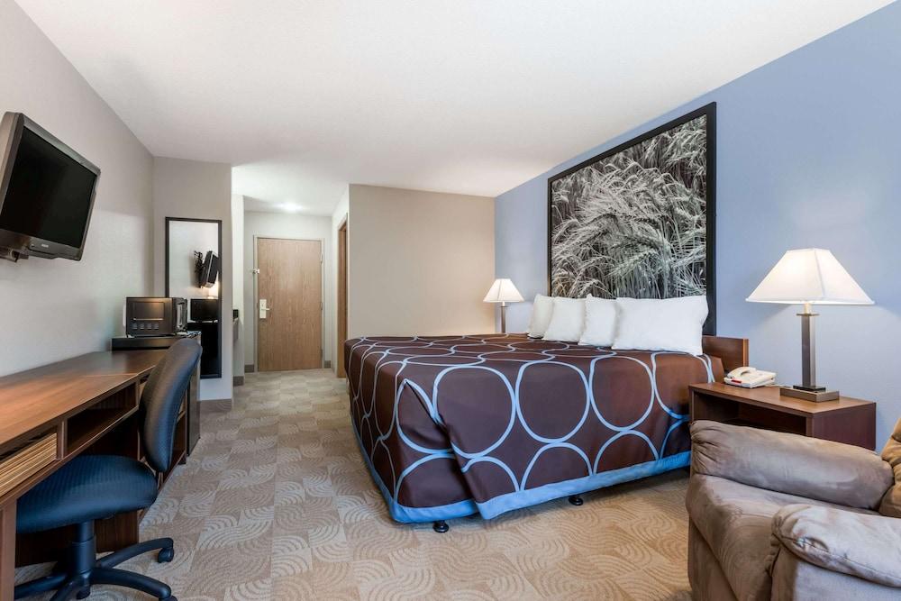 Super 8 by Wyndham Beloit KS