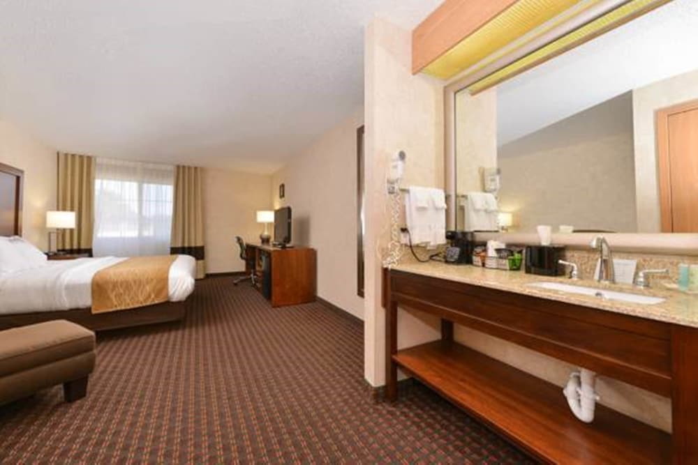 Comfort Inn & Suites Riverview near Davenport and I-80