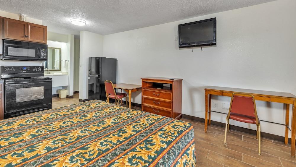 Studios and Suites 4 Less Emporia