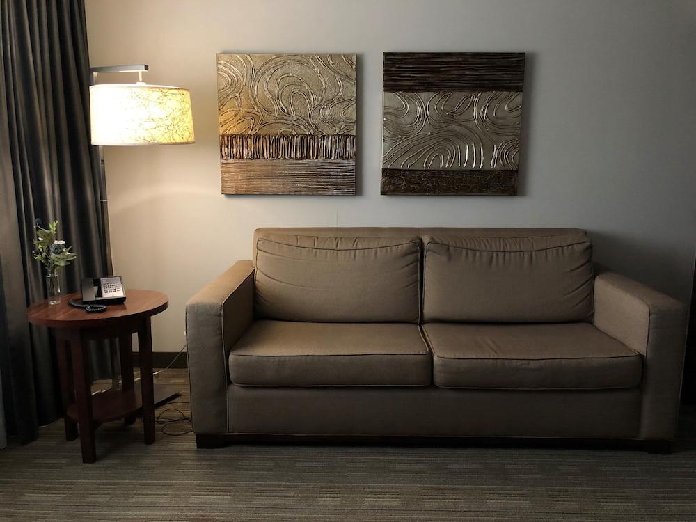 DoubleTree by Hilton Omaha Southwest