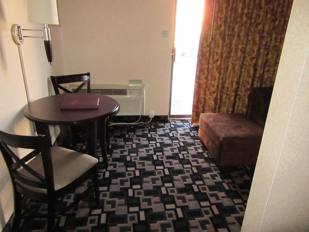 Express Suites Riverport Inn & Suites