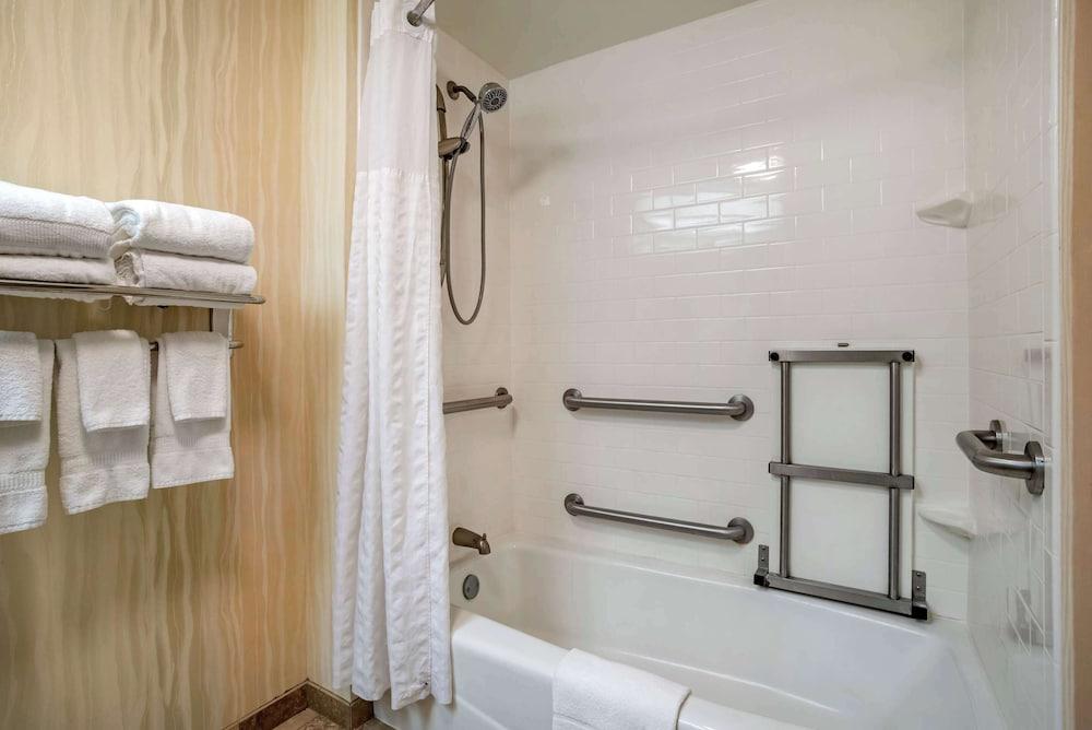 Comfort Inn & Suites Newark - Wilmington