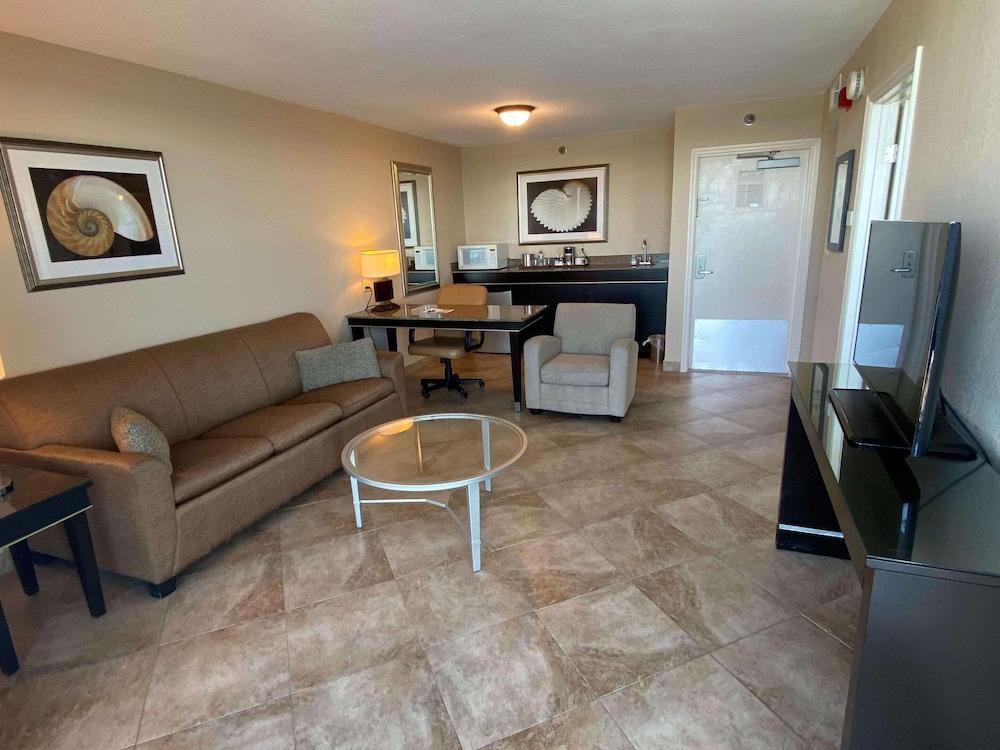 Radisson Suite Hotel Oceanfront