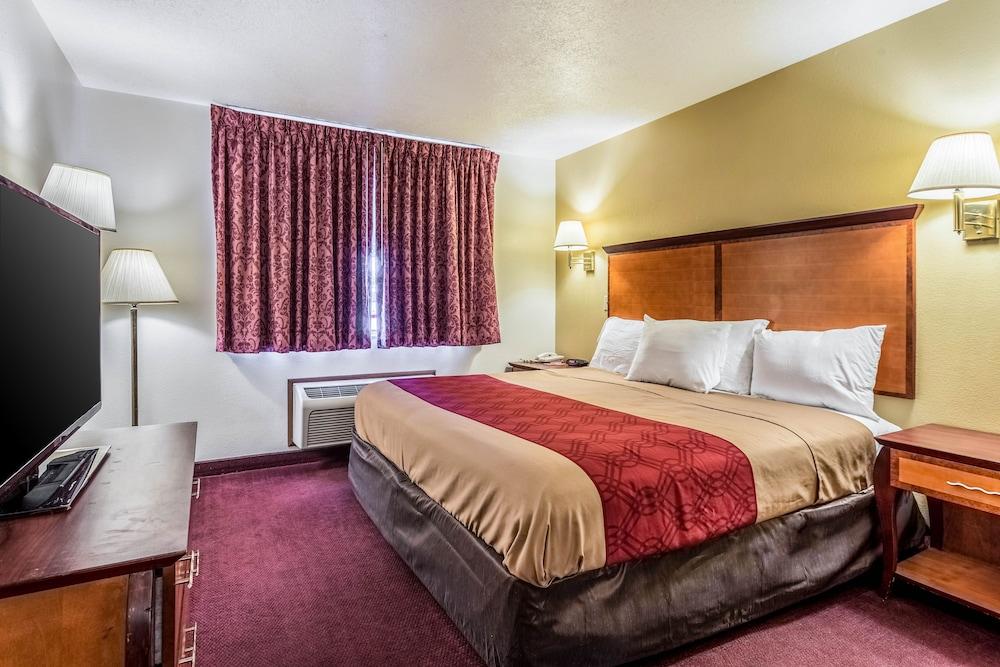 Econo Lodge Inn & Suites Albuquerque East I-40 Eubank Exit