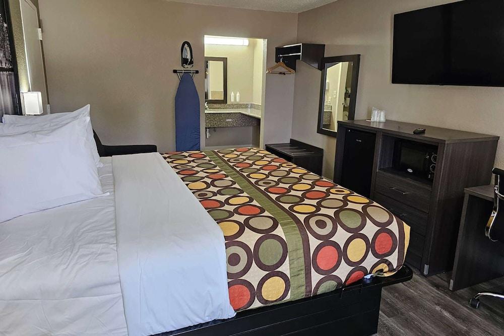 Super 8 by Wyndham Metairie